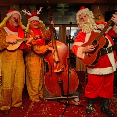 santa-rudolf-cupido-2014-12-21-kerstman-rendierenjpg
