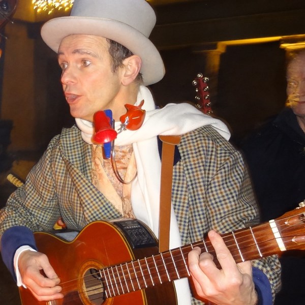 Dickens solo muzikant - akoestische mobiele muziek - Sevenum.jpg