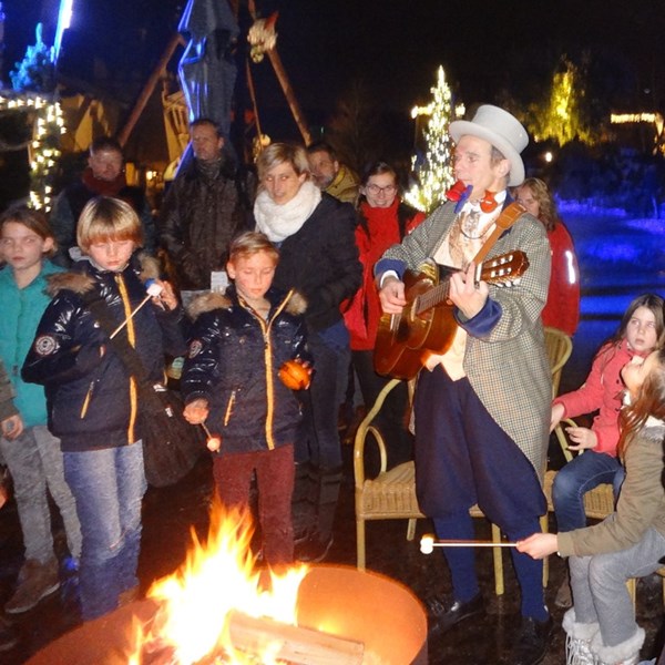 Dickens solo muzikant - akoestische mobiele muziek - winter kerst kerstmis kampvuur.jpg