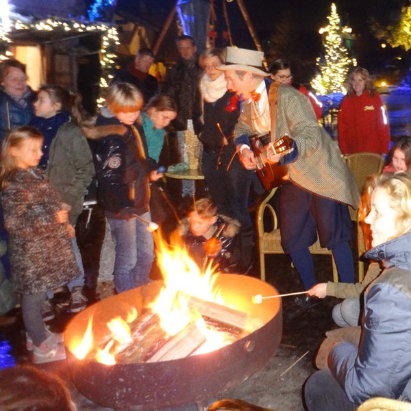 Dickens solo muzikant - akoestische mobiele muziek - winter kerst kerstmis kampvuur Toverland.jpg