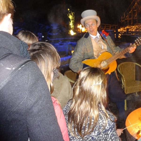 Dickens solo muzikant - akoestische mobiele muziek - winter kerst kerstmis kampvuur 3.jpg