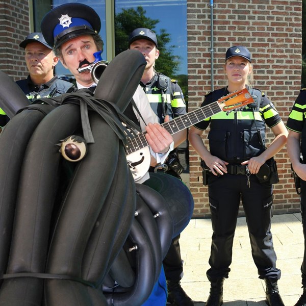 PRET POLITIE 2013 solo 2 (1000x1000).jpg