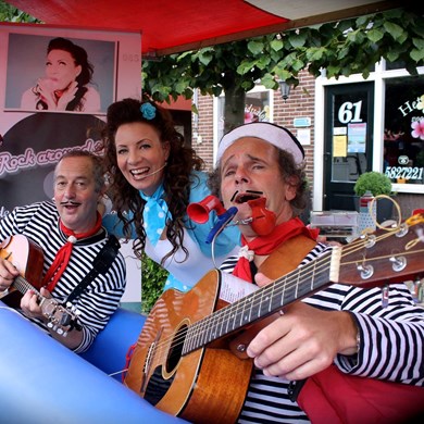 MATROZENBOOT 2015-08-26 Nieuw-Loosdrecht  (5) met de Zingende Kapsters v.jpg