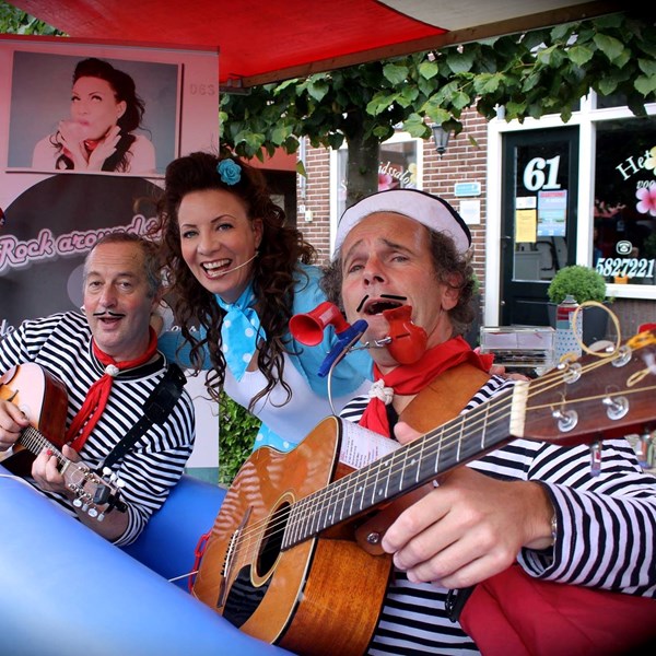 MATROZENBOOT 2015-08-26 Nieuw-Loosdrecht  (5) met de Zingende Kapsters v.jpg