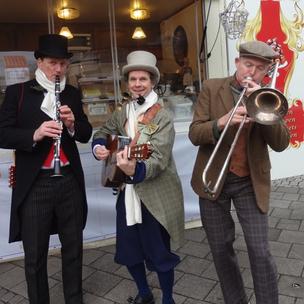 DICKENS MUSE 2016-12-24 Amsterdam (06)v (1000x1000).JPG