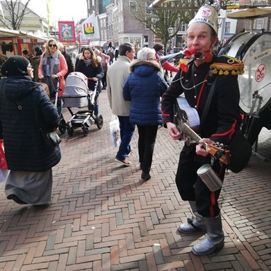 BLIKKEN RIK 2019-03-20 Leiden (markt) (1)v (1000x1000).jpg