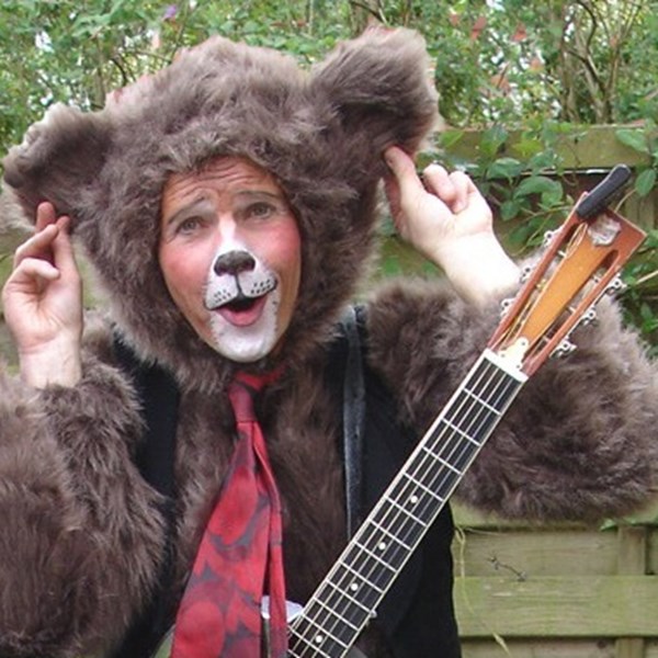 Zingende beer - beregoed - dieren liedjes muzikant 2.jpg
