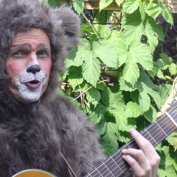 Zingende beer - beregoed - dieren liedjes - kinderliedjes - solo muzikant 2.jpg