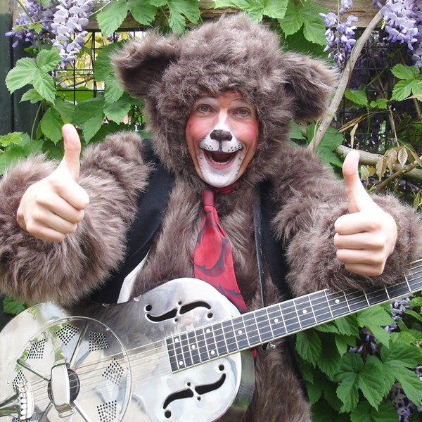 Zingende beer - beregoed - dierenliedjes - kinderliedjes - solo muzikant - Capelle aan de IJssel 1.jpg (1)