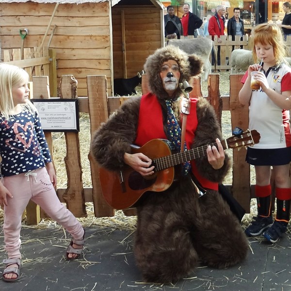 Zingende beer - berenliedjes dierenliedjes kinderliedjes muzikant - Schiedam Spaland.jpg