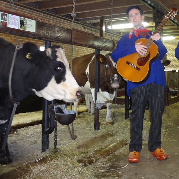 ZINGEND BOERTJE - boerderij boeren koeien liedjes - dierenliedjes - kinderliedjes - solo muzikant (1).jpg