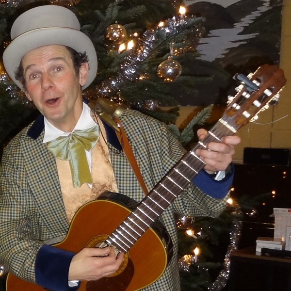 Dickens solo muzikant - akoestische mobiele muziek - kerstmis denneboom winter kerst sneeuw 1.jpg