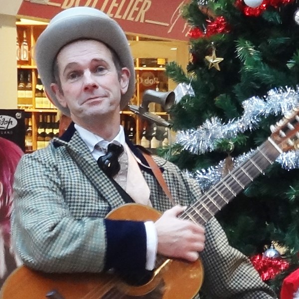 Dickens solo muzikant - akoestische mobiele muziek - kerstmis denneboom winter kerst sneeuw 2.jpg