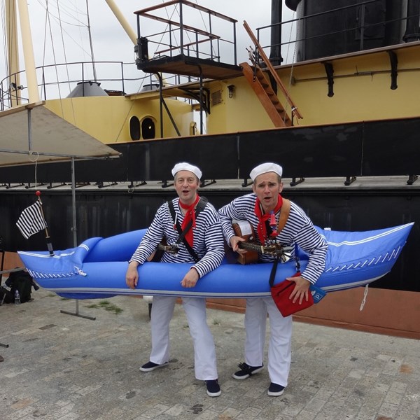 SAIL 2015 - zingende matrozen - muzikale matrozenboot - muzikanten duo - zeemansliederen - Den Helder (1)