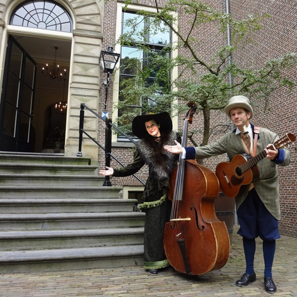 Kasteel entree DICKENS MUSE muzikanten duo muziek akoestisch mobiel