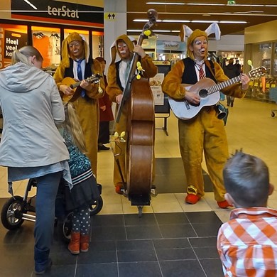 zingende paashazen - muzikanten pasen - orkest - looporkest - winkelcentrum promotie - Den Haag