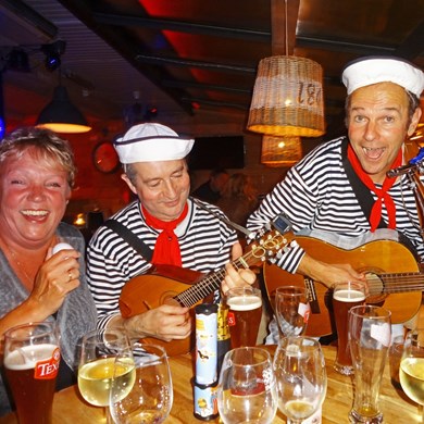zingende matrozen - muzikanten - SAIL 2015 - zeeman liedjes zee - Texel Culinair - drank en vrouwen