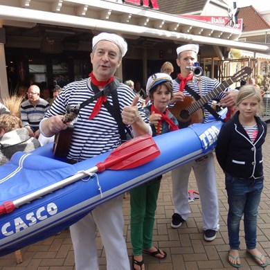 muzikale matrozenboot - SAIL 2015 - zingende matrozen - muzikanten duo - zeemansliederen - Casco rondvaart