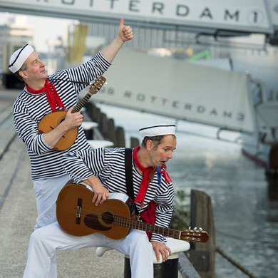 SAIL 2015 - zingende matrozen - muzikanten duo - zeeman liedjes zee - SS Rotterdam (1)