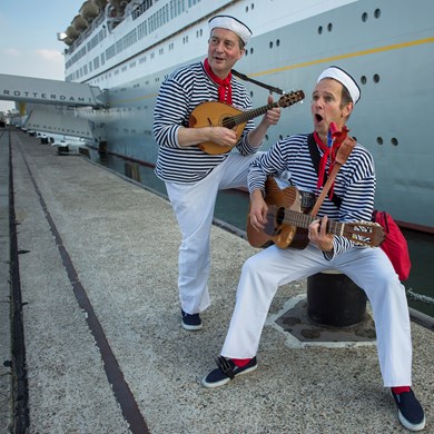 SAIL 2015 - zingende matrozen - muzikanten duo - zeeman liedjes zee - SS Rotterdam (2)