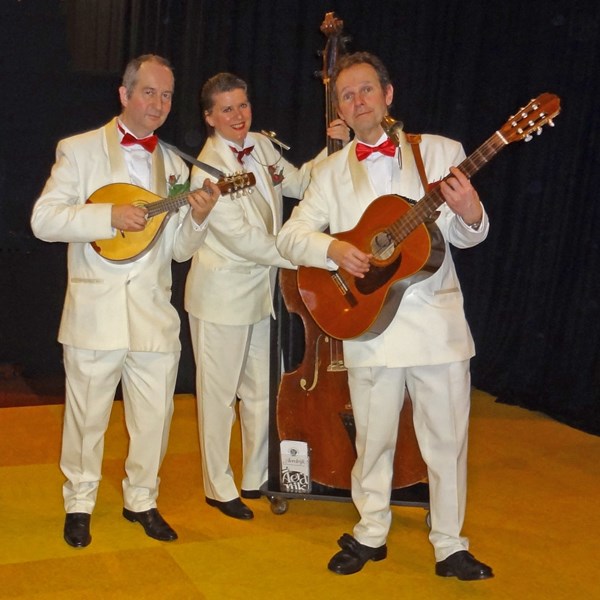 entree receptie diner bruiloft muziek TRIO CHIQUE akoestisch mobiel muzikanten trio