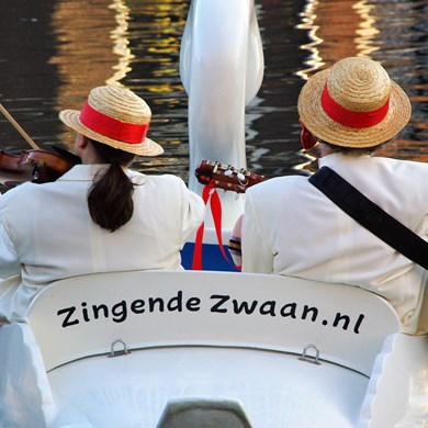 ZINGENDE ZWAAN 2021-10-03 Leiden (2).jpg